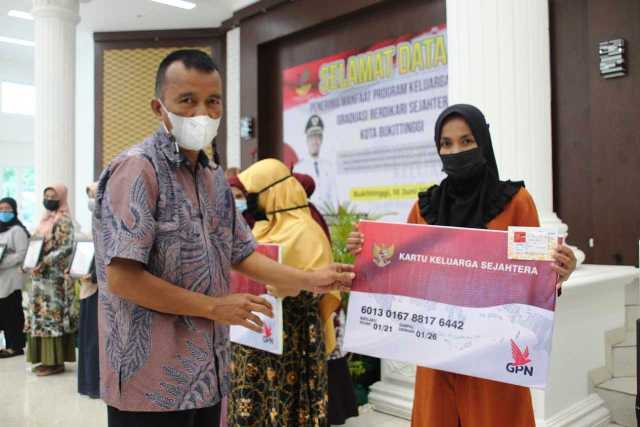 Plt. Asisten II Setdako Bukittinggi, Isra Yonza serahkan sertifikat Graduasi Berdikari Sejahtera kepada 76 orang penerima manfaat Program Keluarga Harapan (PKH) di Bukittinggi.